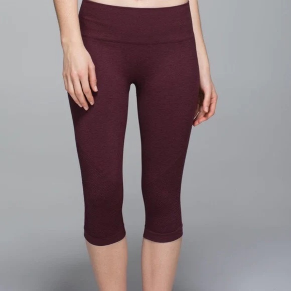 BURGUNDY LULULEMON IN THE FLOW SEAMLESS CROP